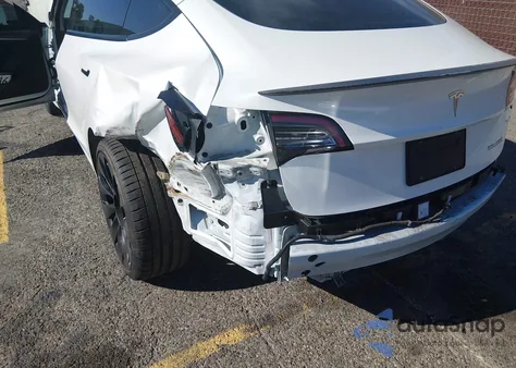 2022 Tesla Model 3 Performance Dual Motor All-Wheel Drive z USA, uszkodzony, nr VIN 5YJ3E1EC2NF261873